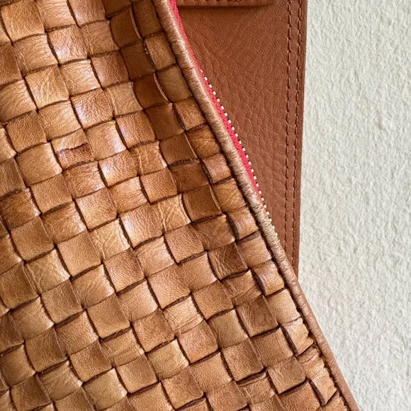 Clare V. Woven Moyen Messenger - Picture 8 of 11